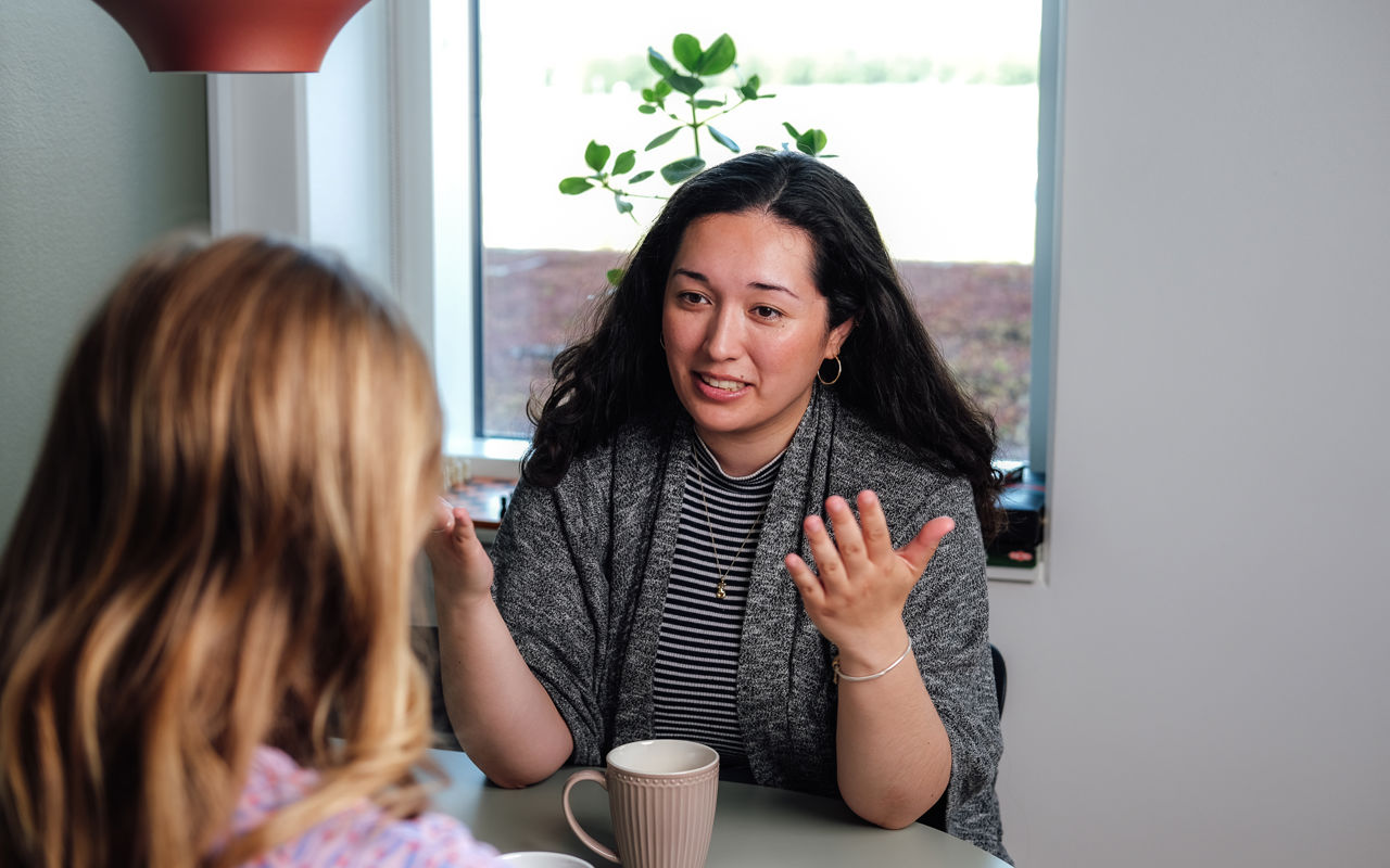 2 kvinder sidder i samtale