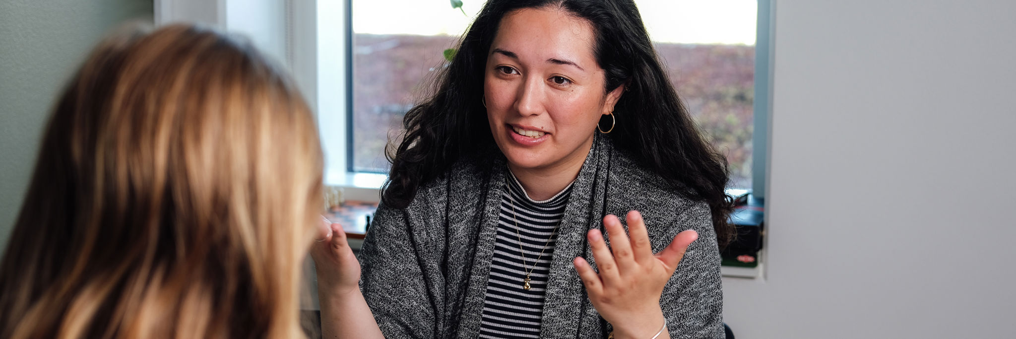 2 kvinder sidder i samtale