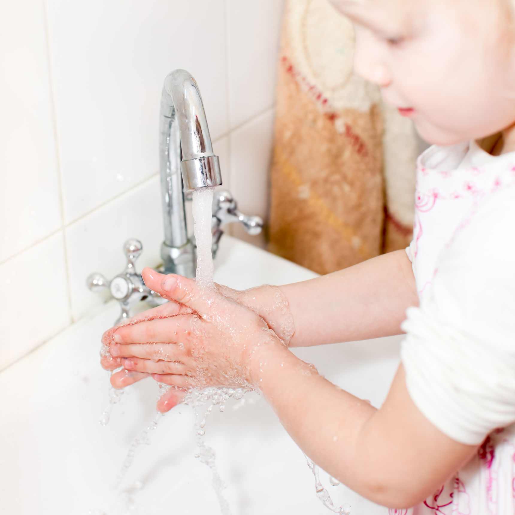 Barn vasker hænder