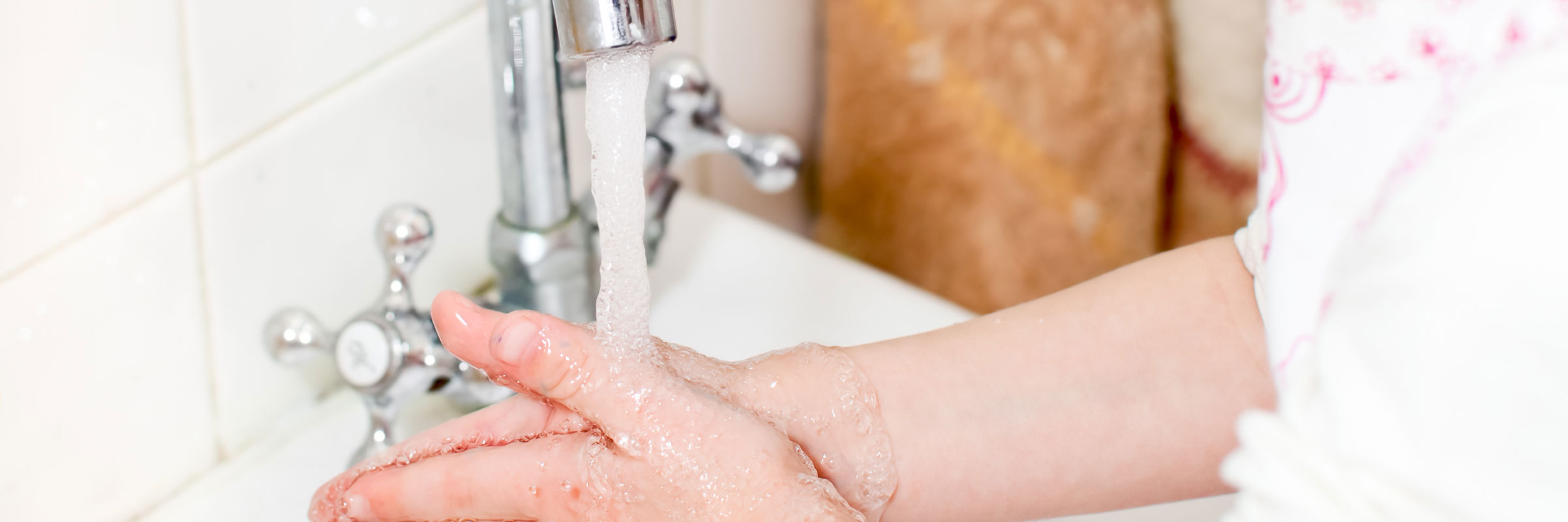 Barn vasker hænder