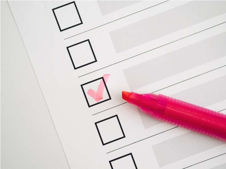 Et papir med afkrydsningsbokse på. Der er krydset af i en af de fire bokse.
