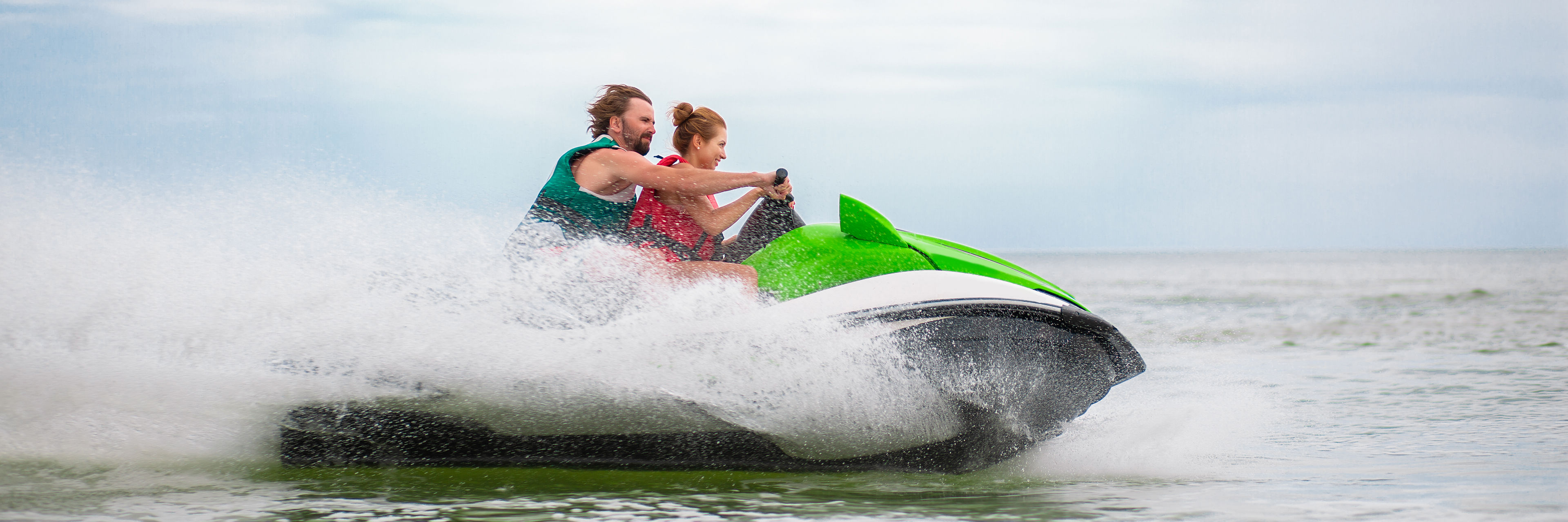 Par, der har det sjovt med vandscooter
