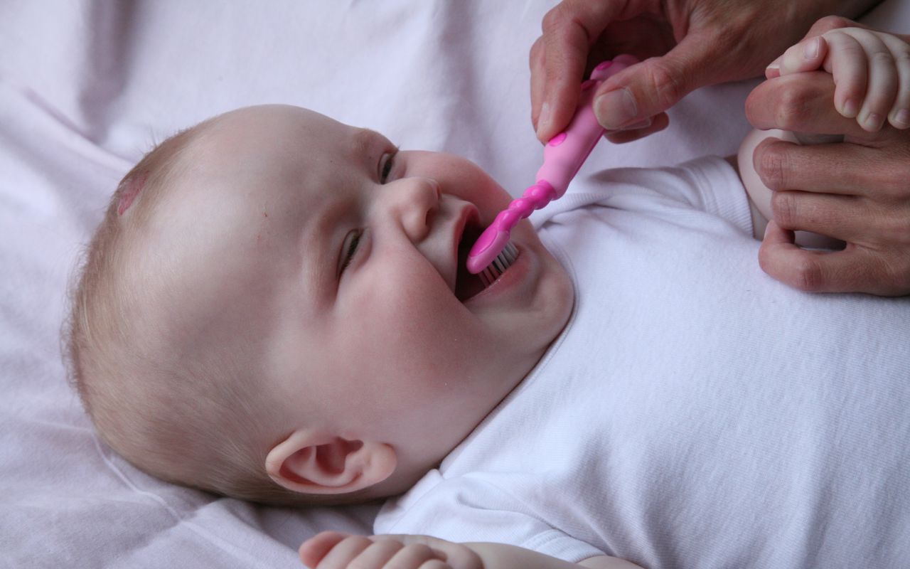 Glad baby får børstet tænder.