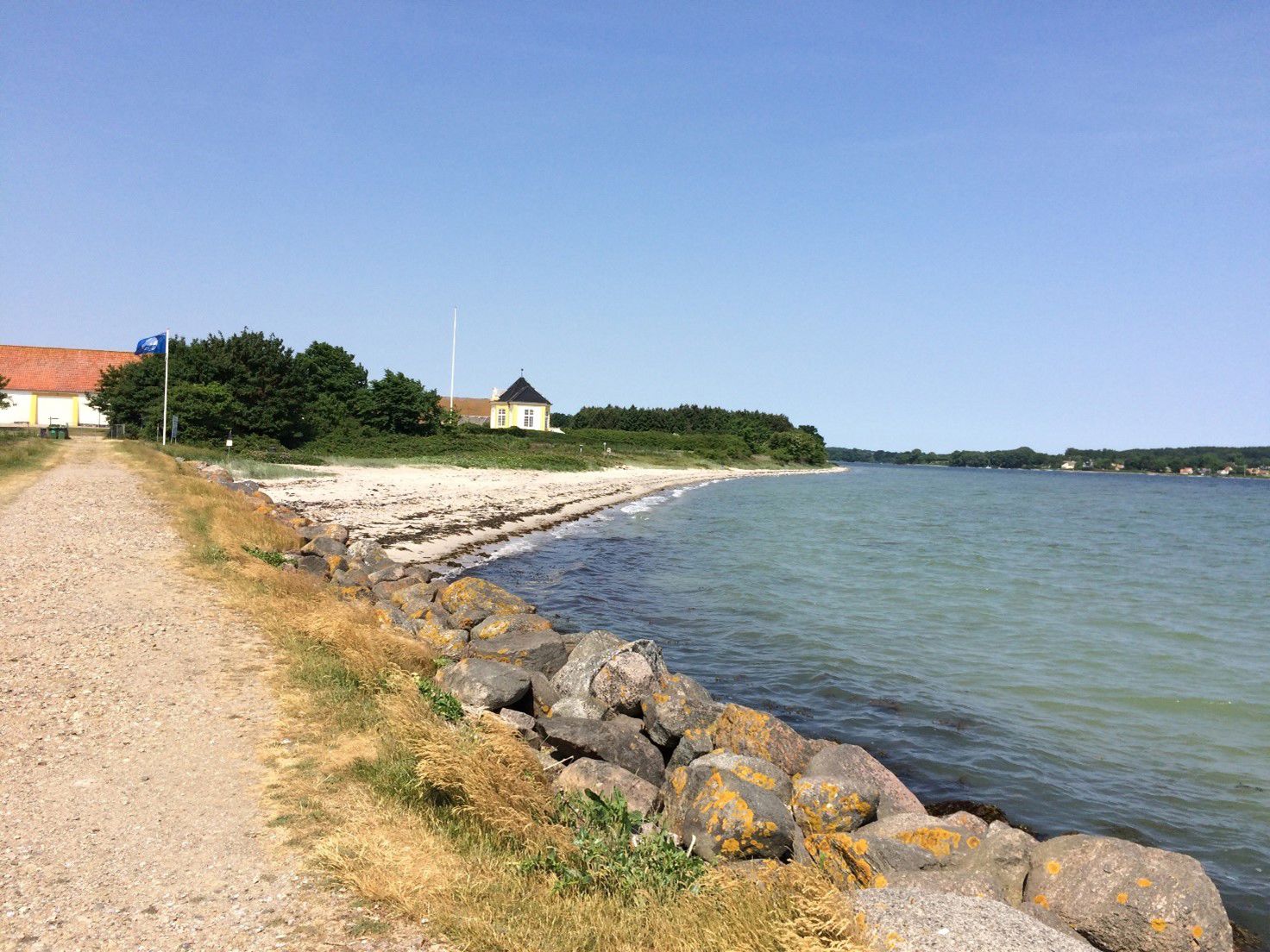 Badestranden ved Slotshagen ligger på det østlige Tåsinge ved Valdemars Slot ud til Thurø Sund og Lunkebugten.