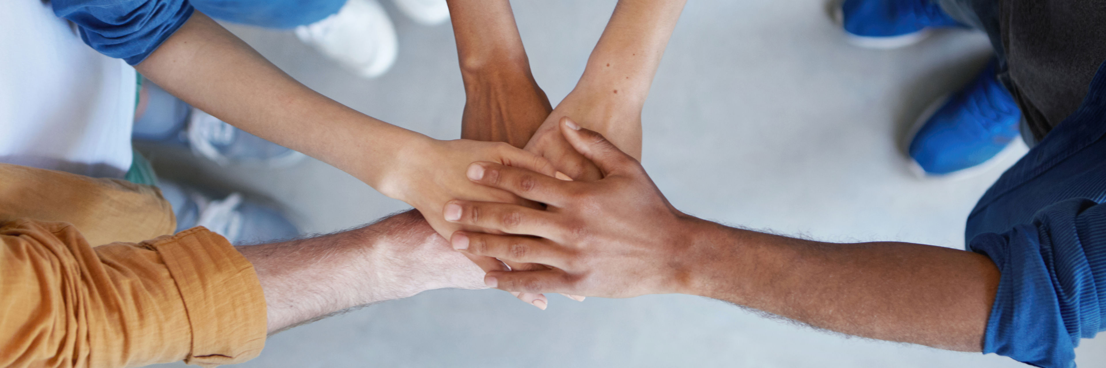 Fem hænder ovenpå hinanden