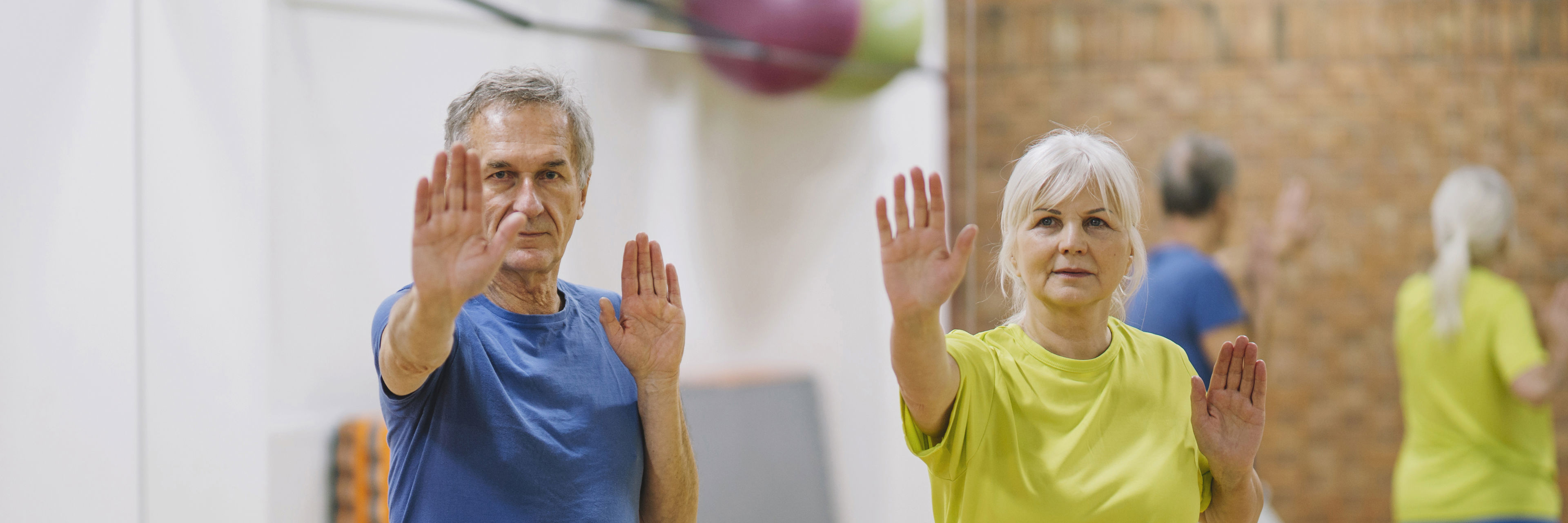 2 voksne der træner