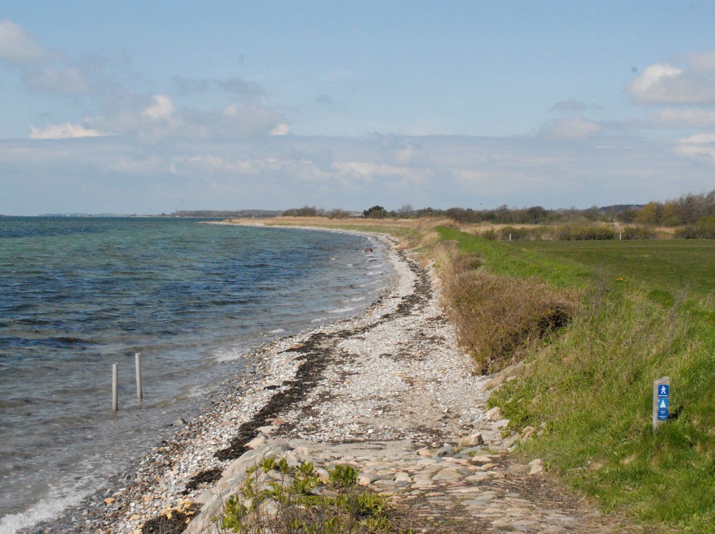 Langemark Strand ligger uden for bymæssig bebyggelse ud til Det Sydfynske Øhav.