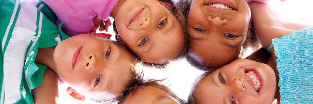 Glade børn i cirkel