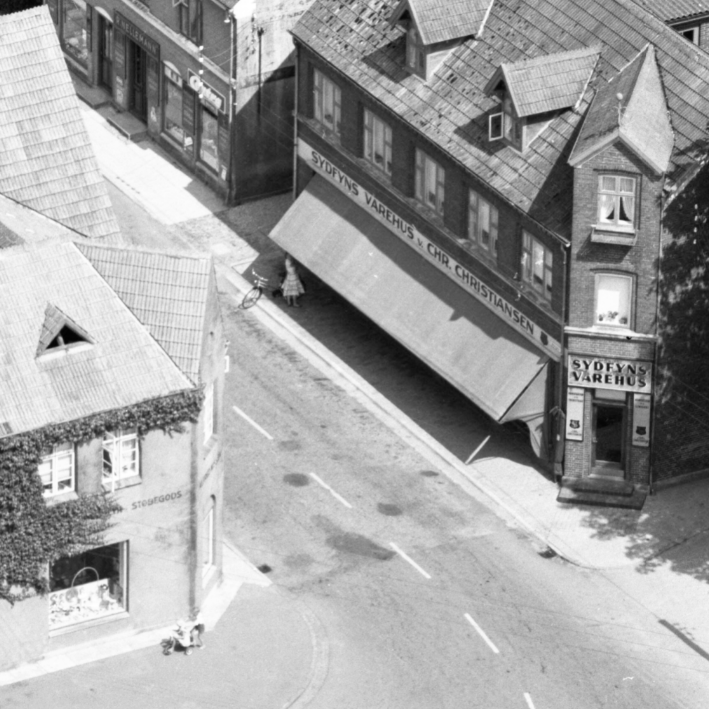 Husets originale udtryk som Sydfyns Varehus. Bemærk den hvide bjælke over markisen.