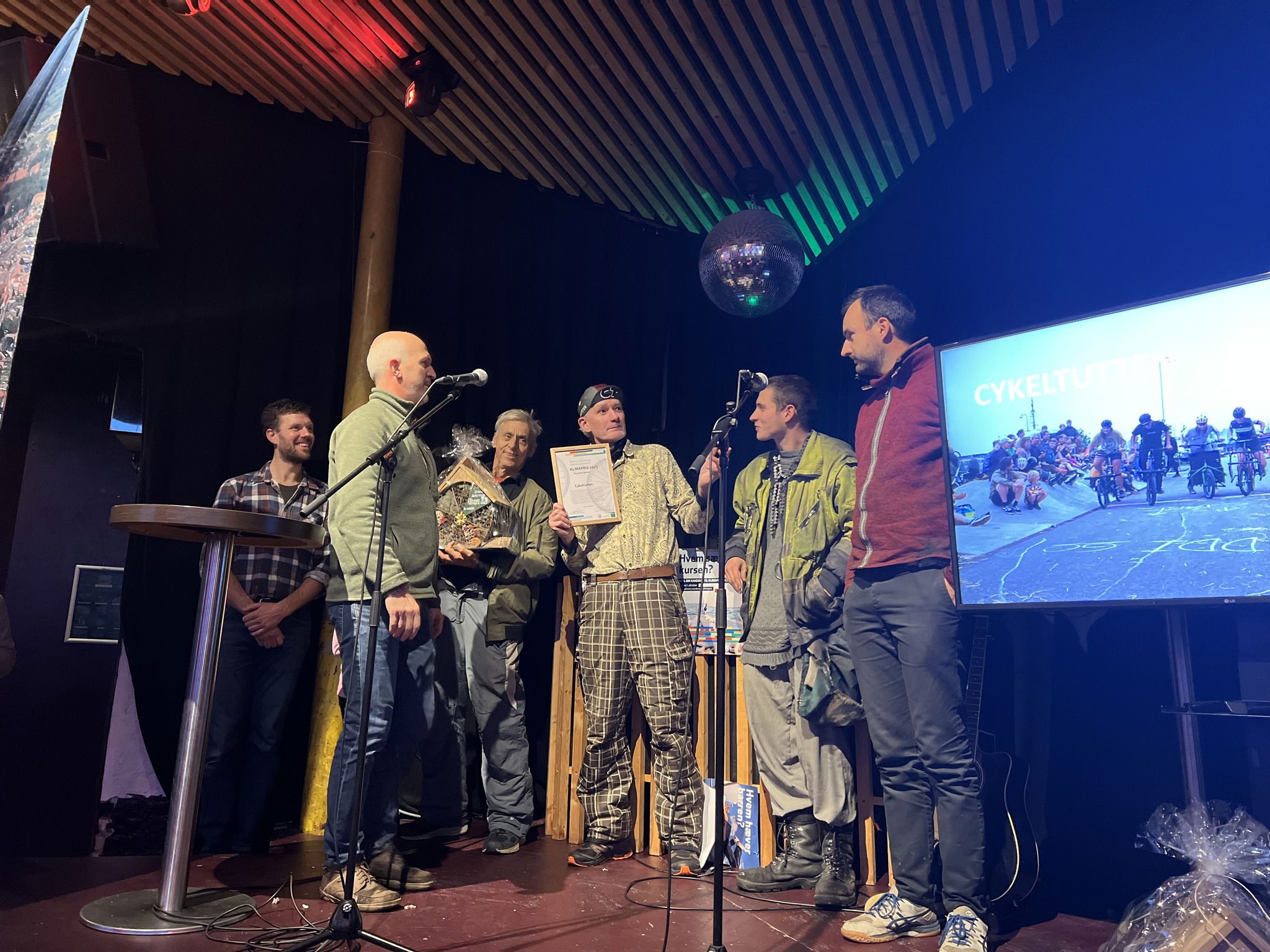 Cykeltutten får overrakt prisen for bedste aktør i civilkategorien i 2023.