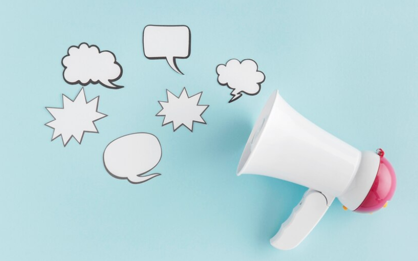 En megafon, hvor der kommer seks forskellige talebobler ud fra.