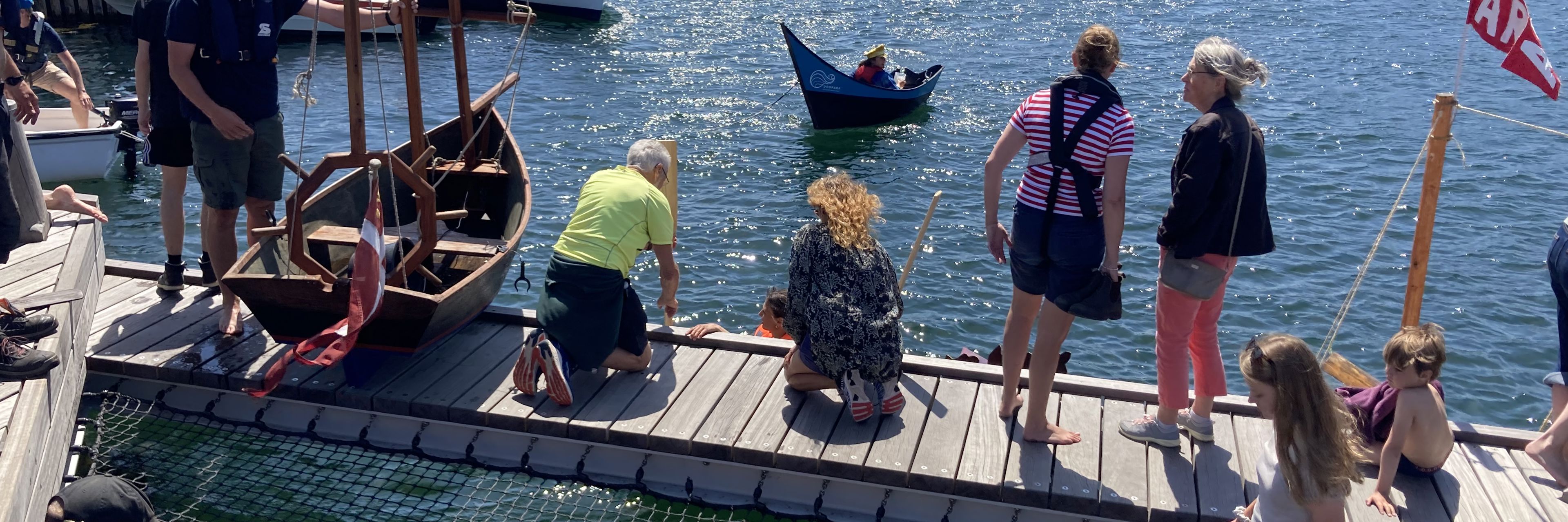 Jolleregatte Og Børn På Broer