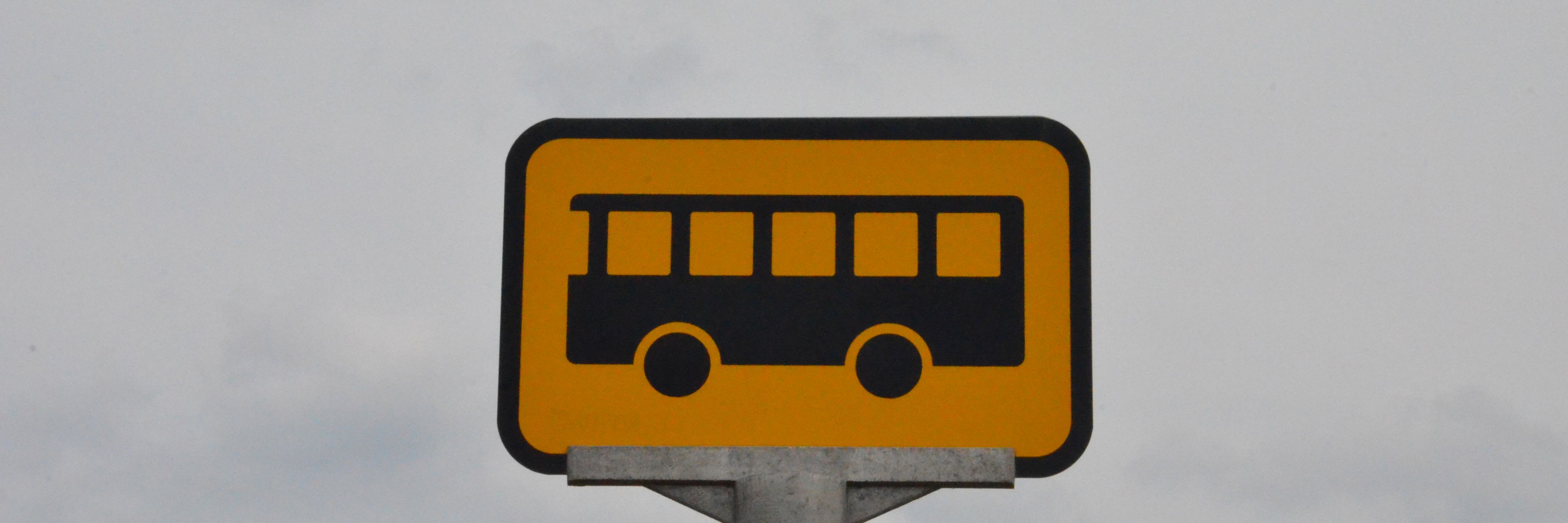 Gult skilt til busstop