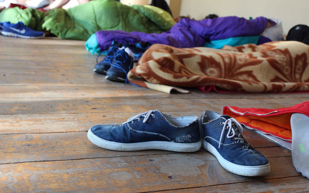 Der vises en sovesal med soveposer og sko