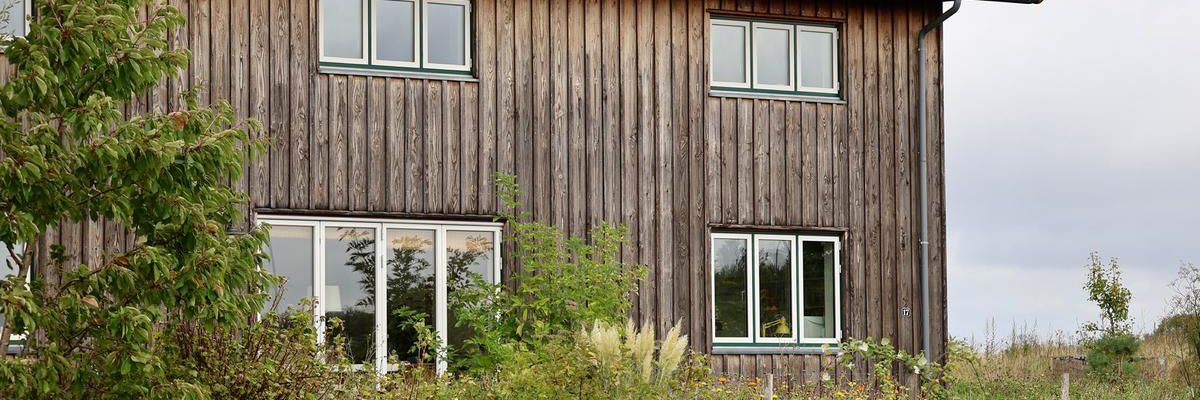 Moderne træhus med solceller