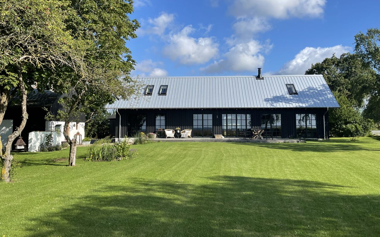 Den ene vinder af arkitekturprisen 2024, et nyopført landsted i Vester Skerninge beklædt med sort træ.