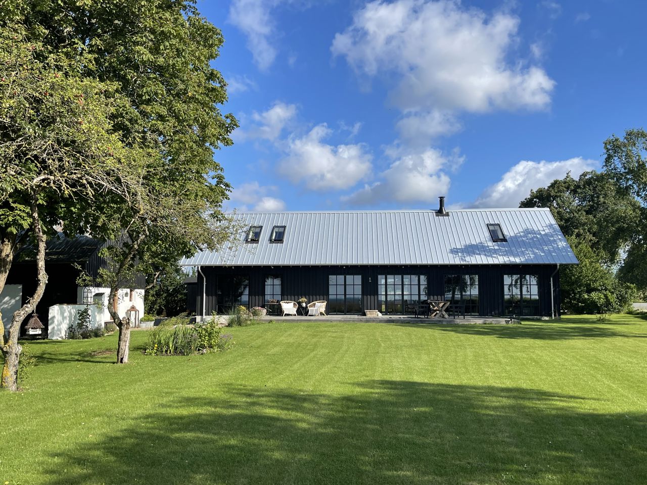 Den ene vinder af arkitekturprisen 2024, et nyopført landsted i Vester Skerninge beklædt med sort træ.