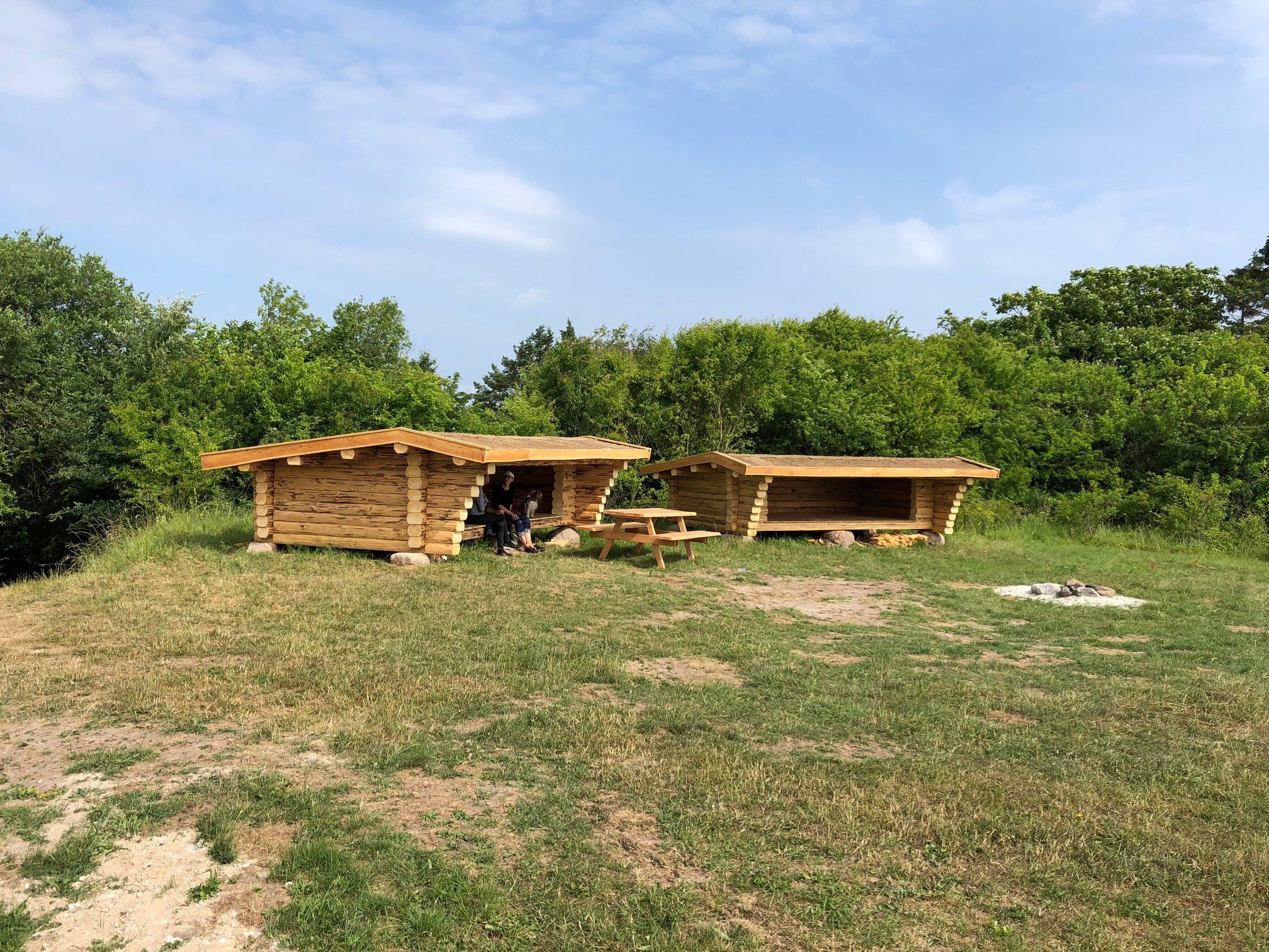 Ved Klintholm kan man vågne op til bølgeskvulp fra Storebælt.