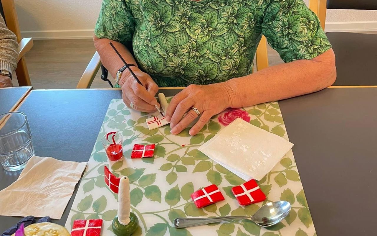 Ældre dame laver håndarbejde