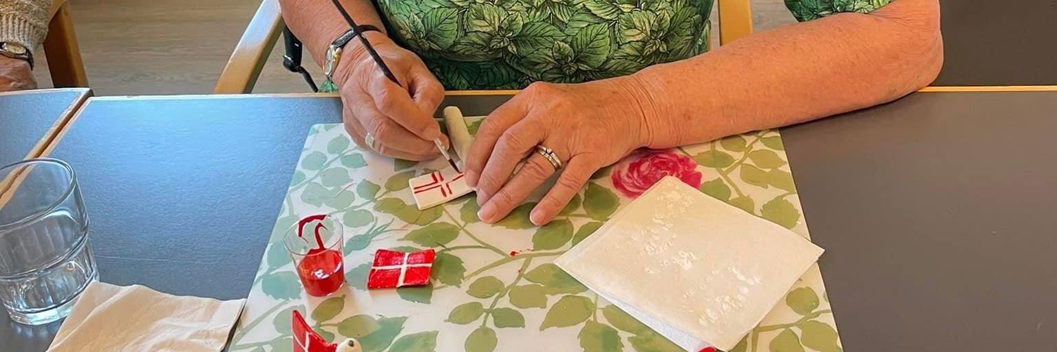 Ældre dame laver håndarbejde