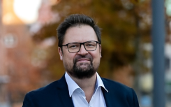 Mand i jakkesæt der smiler