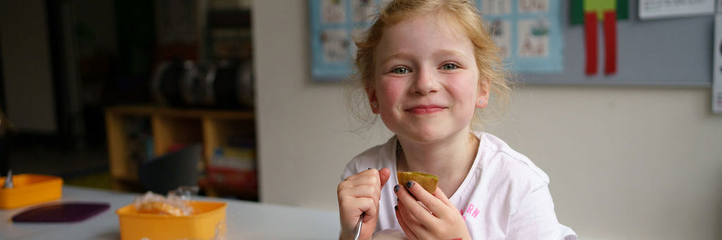 Barn, der spiser madpakke