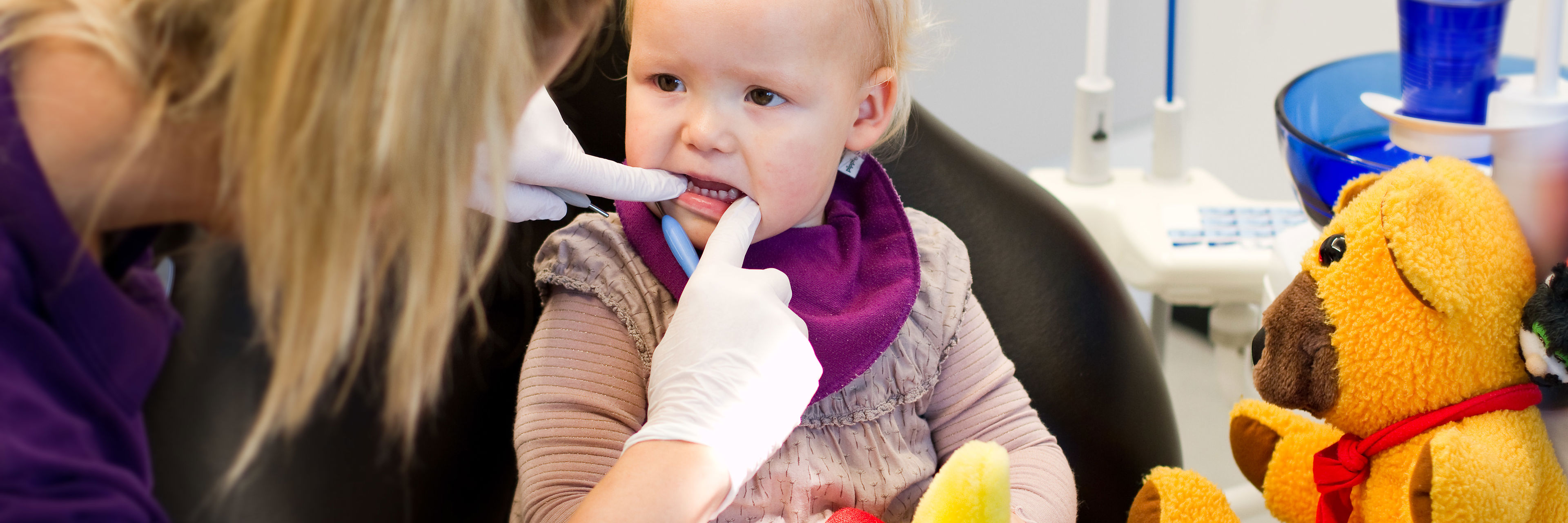 Lille barn ved tandlægen.