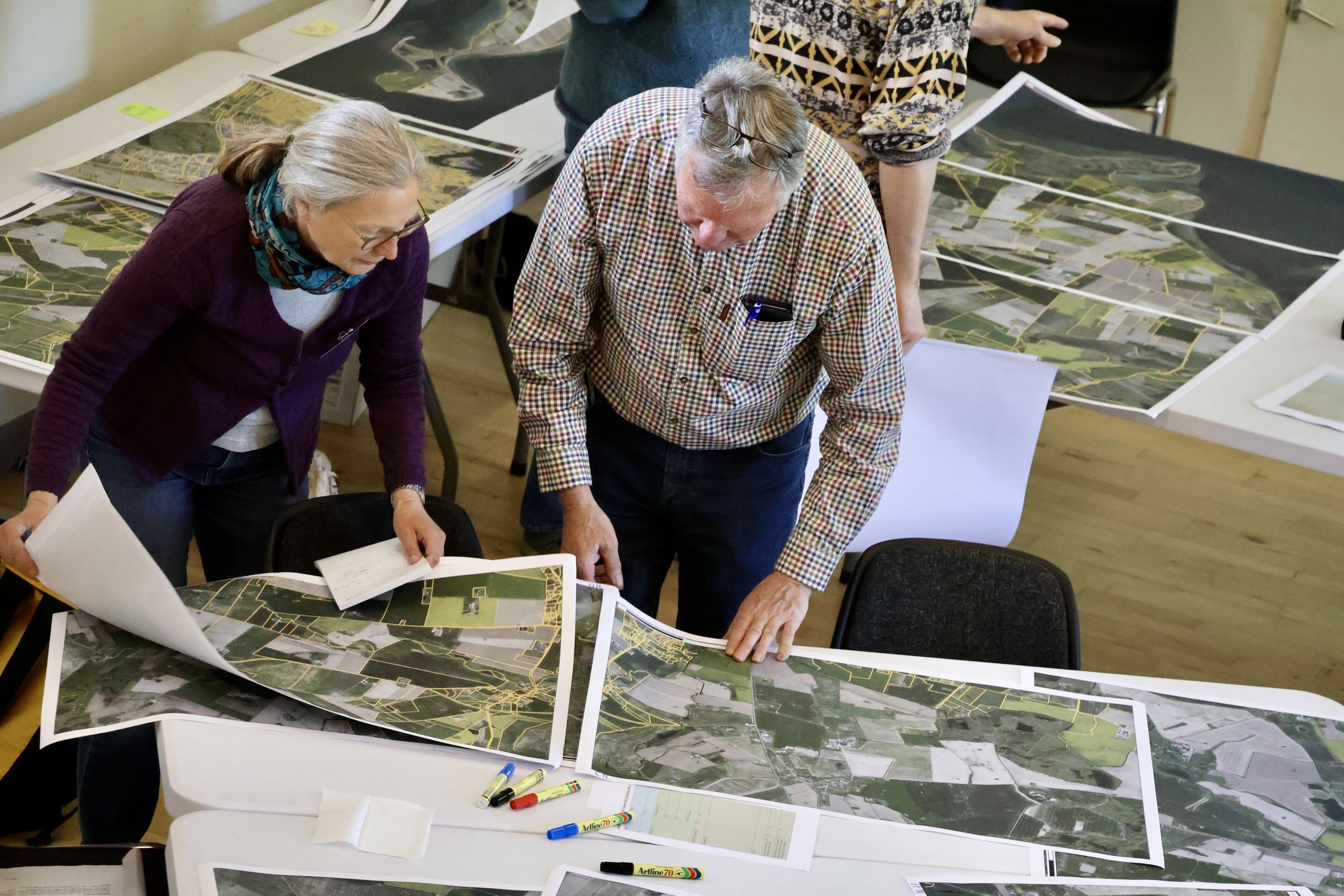 Lodsejer og kommunal medarbejder, som kigger på matrikelkort