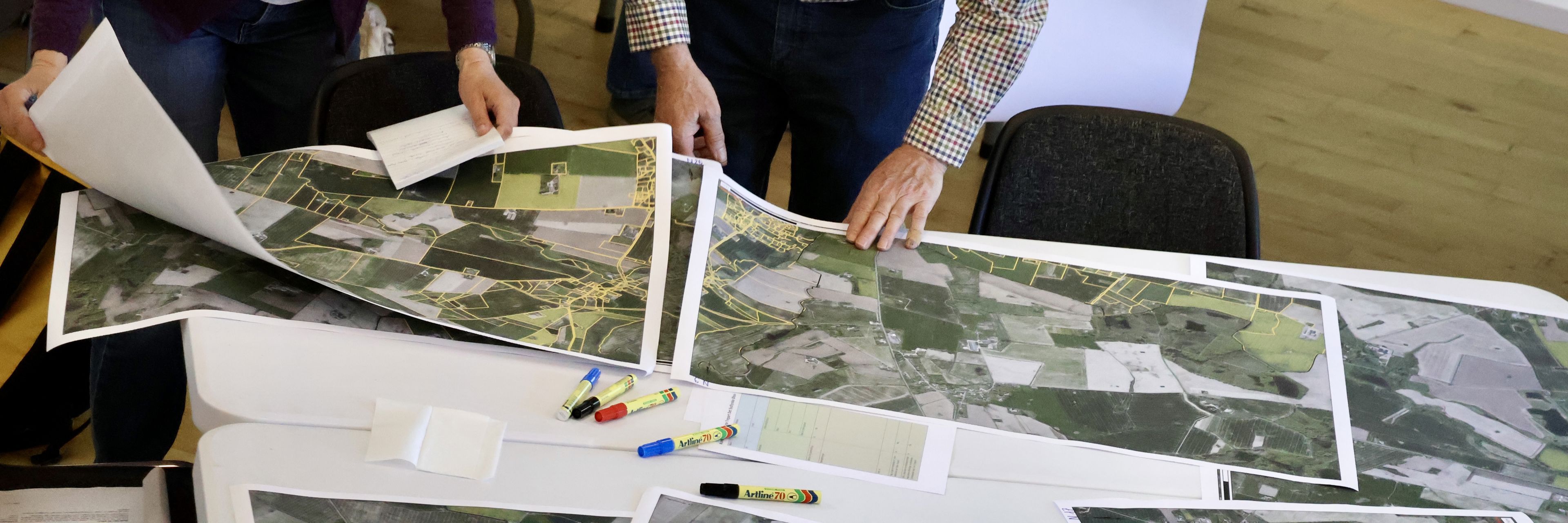 Lodsejer og kommunal medarbejder, som kigger på matrikelkort