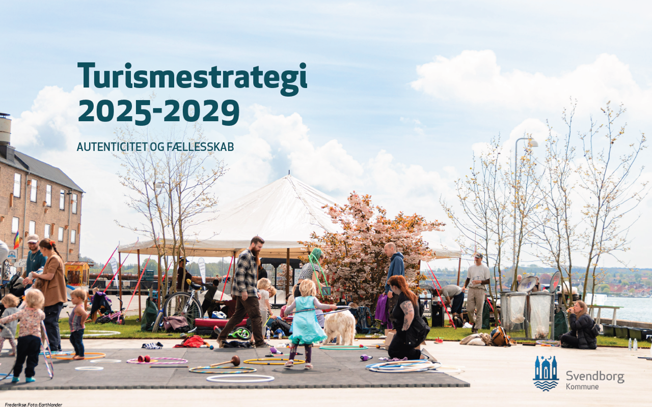 Børn og forældre der leger udenfor på Frederiksø