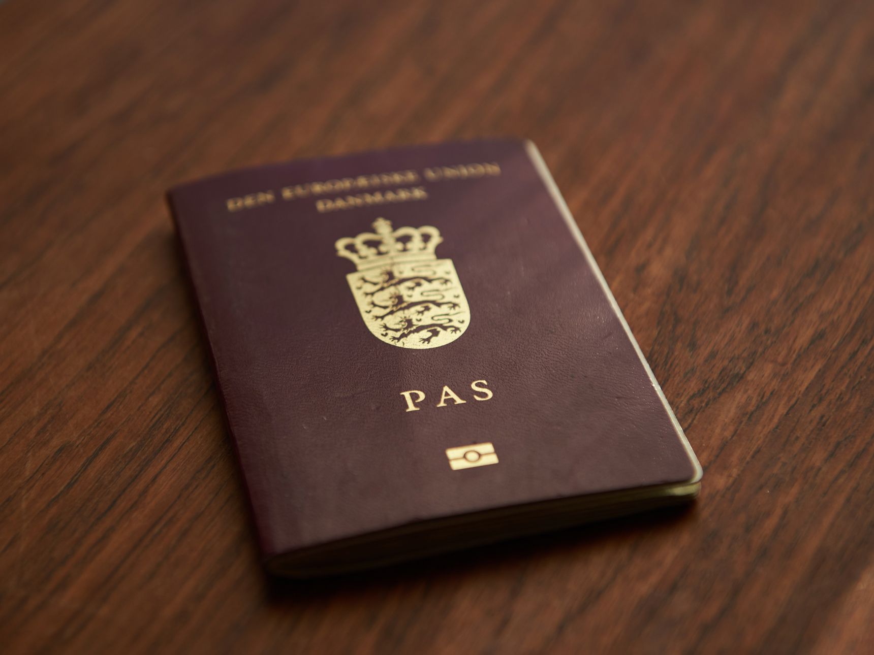 Dansk pas (rødbedefarvet pas)