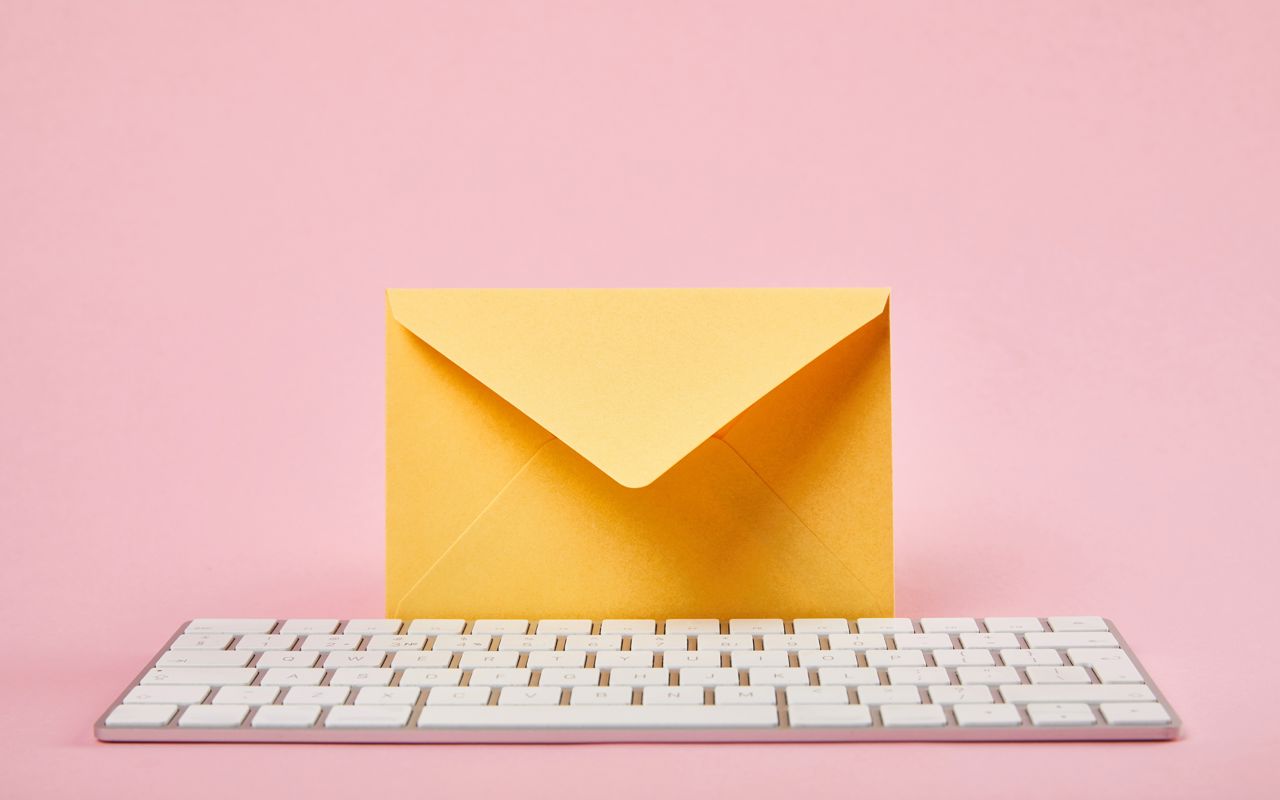 Digital post illustreret som tastetur med brev bagved