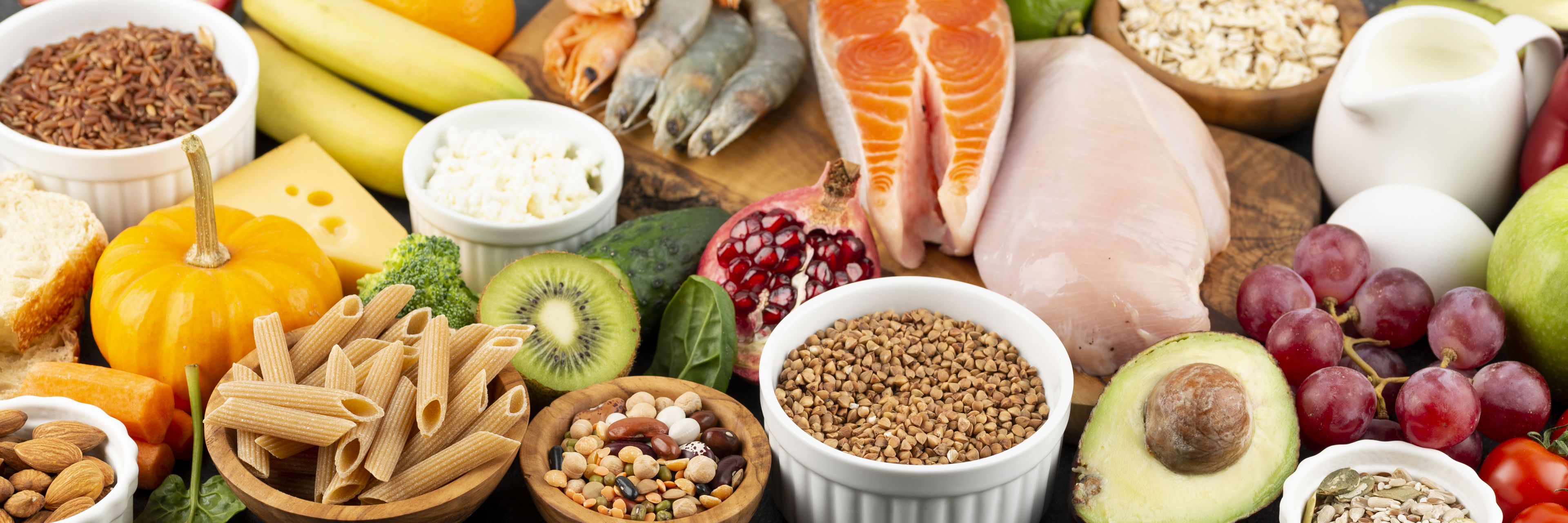 Diverse fødevarer opsat ved siden af hinanden