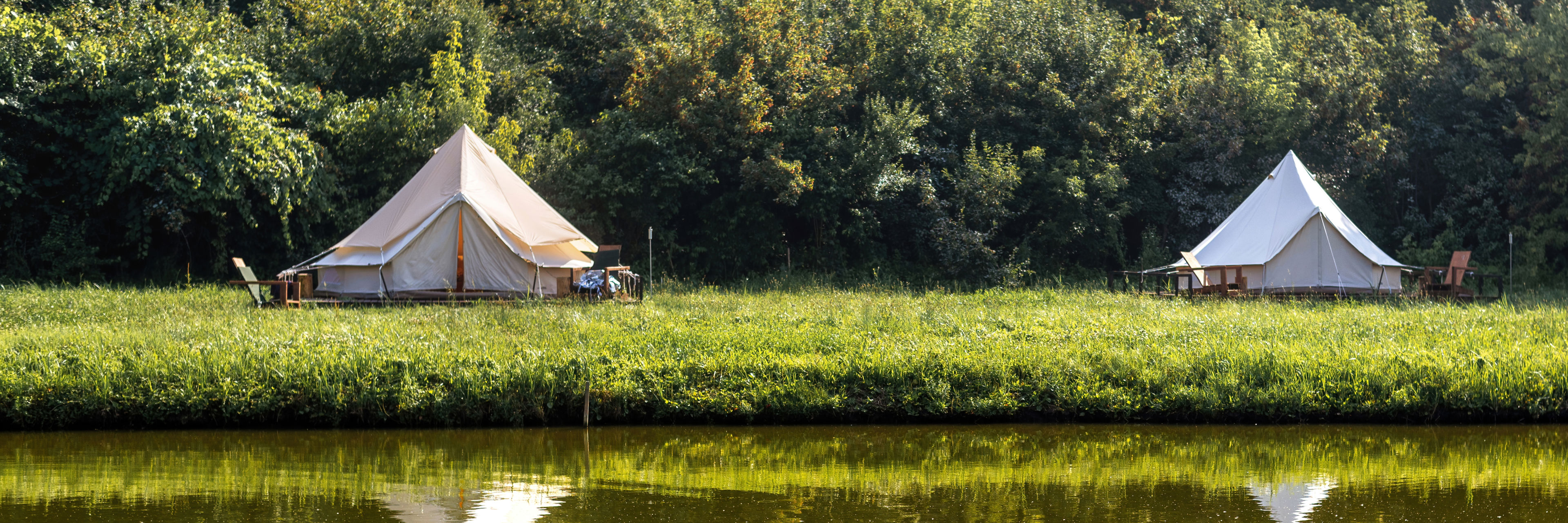 Grønt landskab med to glampingtelte