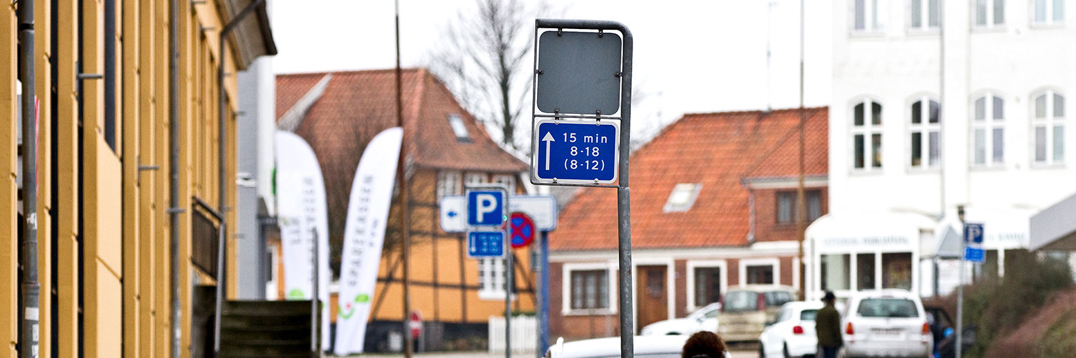 Parkerede biler på vejen i bymidten