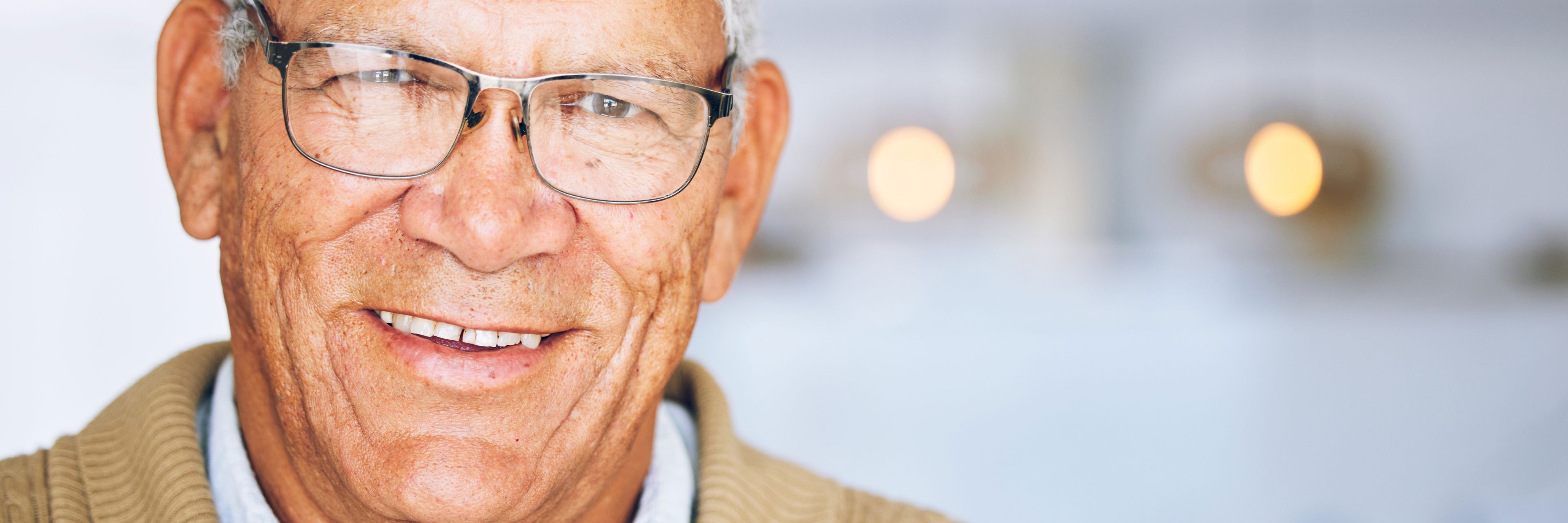 Ældre smilende mand