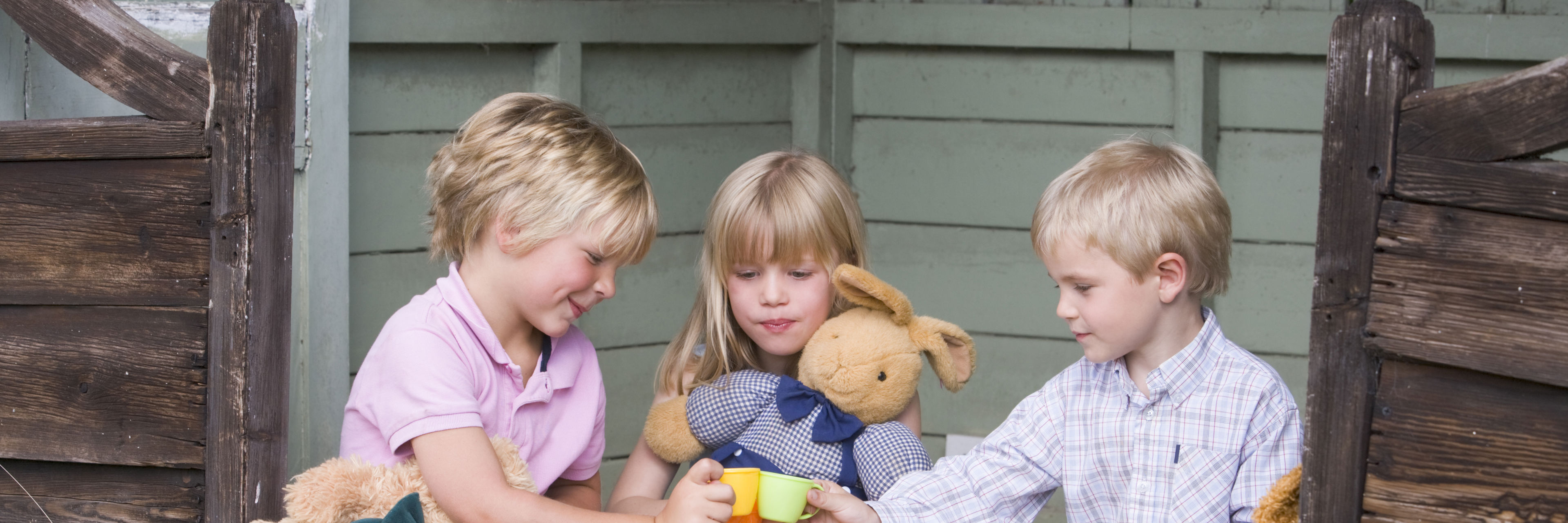 Børn der sidder og leger