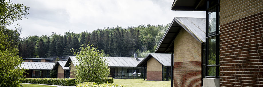 Trollemose Plejecenter set fra stien bag