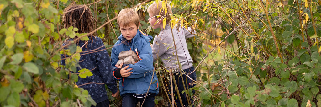 Børn leger i naturen