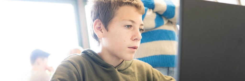 elev, der arbejder ved computer