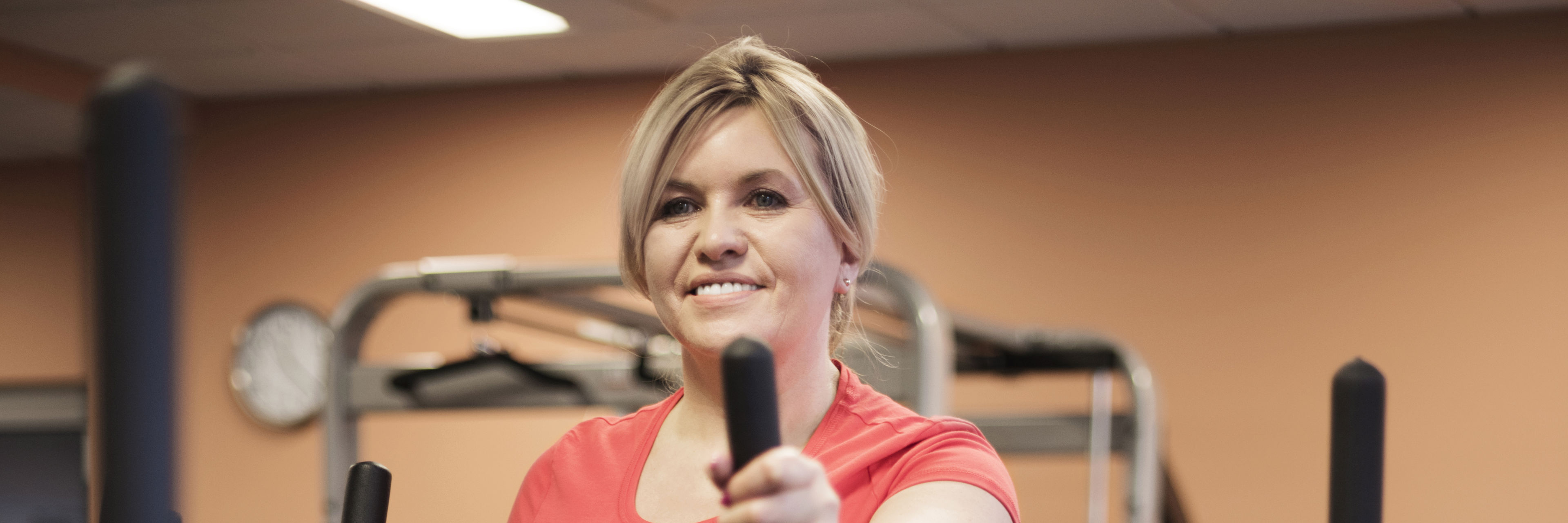 Kvinde træner i træningscenter