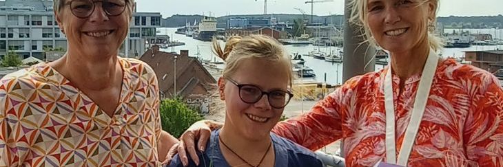 Billede af Daniella Johansen, sammen med udvalgsformand Hanne Klit og sektionsleder Anette Farshøj