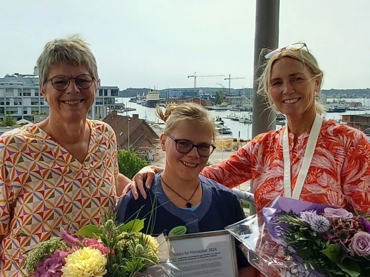Billede af Daniella Johansen, sammen med udvalgsformand Hanne Klit og sektionsleder Anette Farshøj