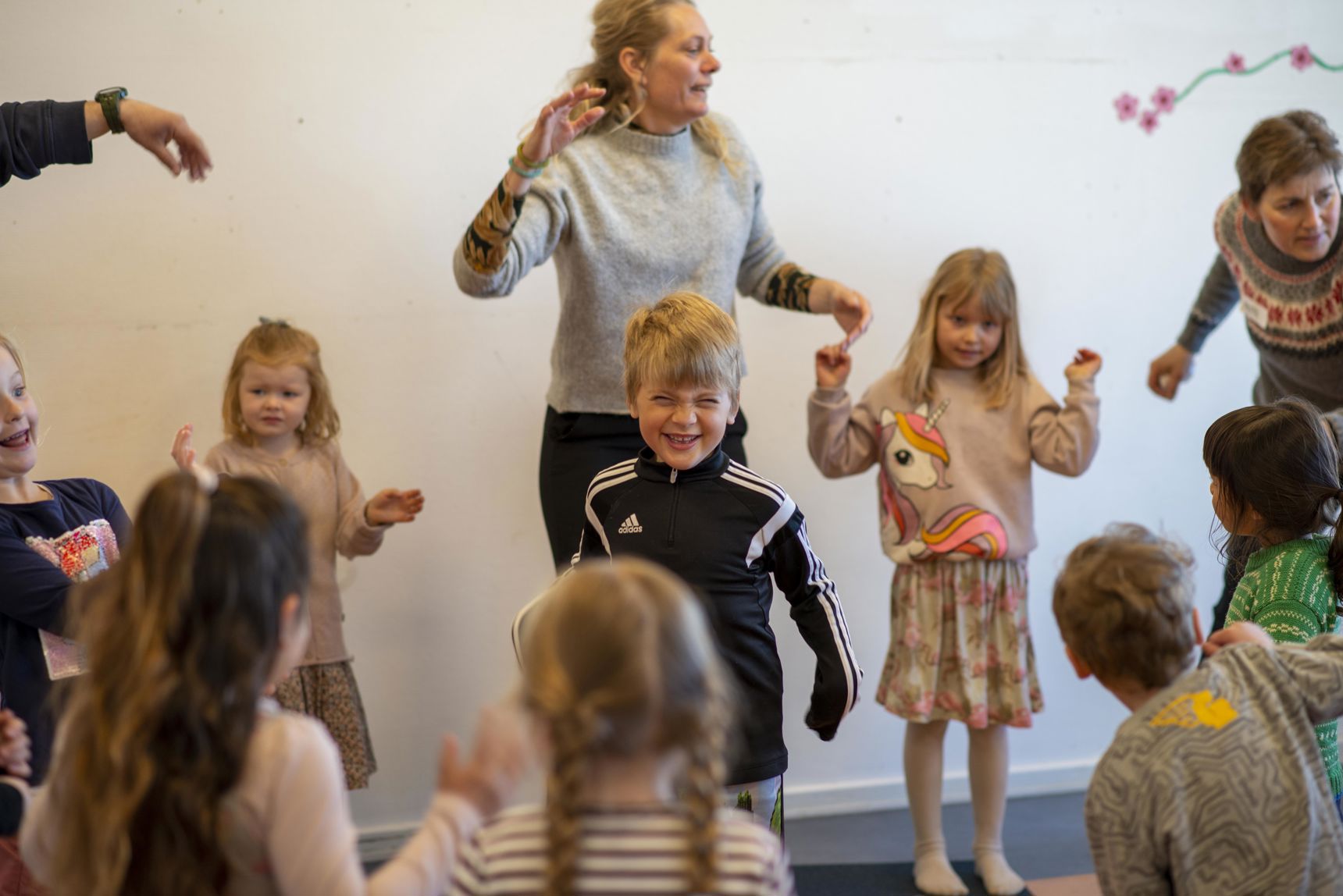 Børn og voksne der danser