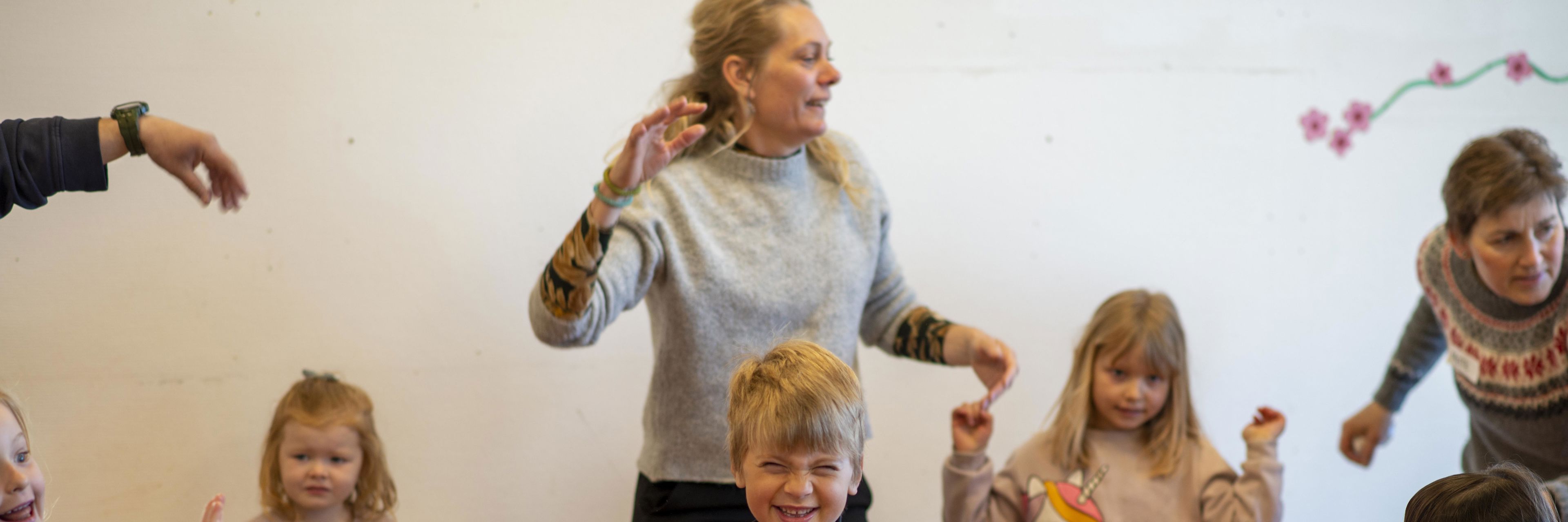 Børn og voksne der danser