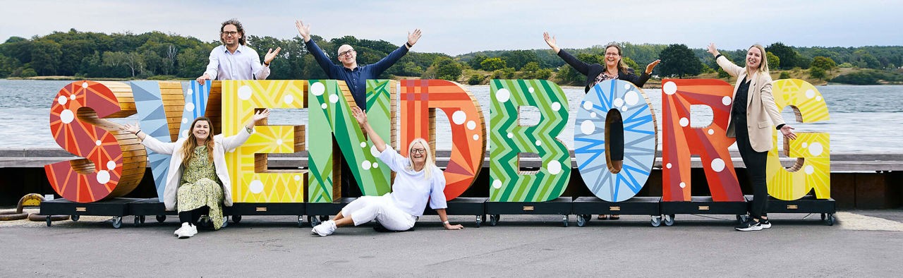 Glade medarbejdere ved Svendborg bogstaver