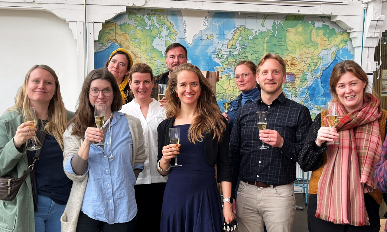 Gruppe af mennesker der skåler