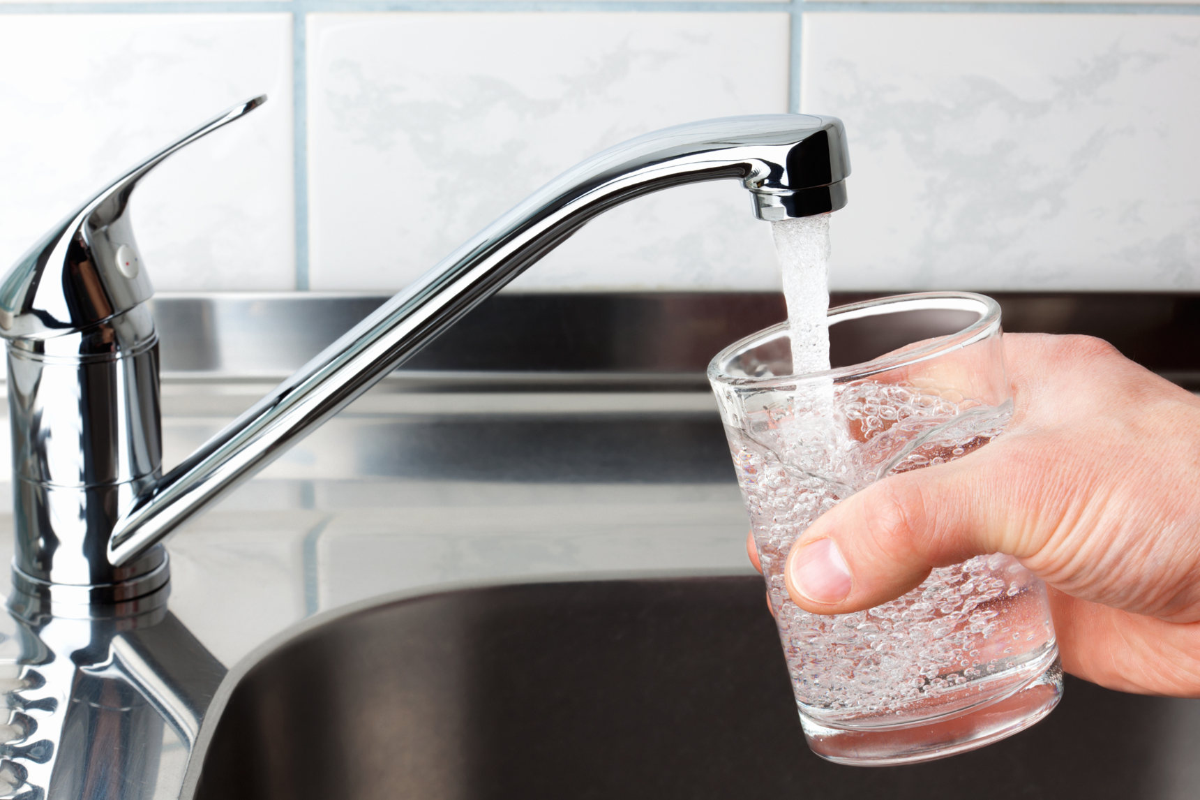 Rent vand, der kommer ud af en vandhane