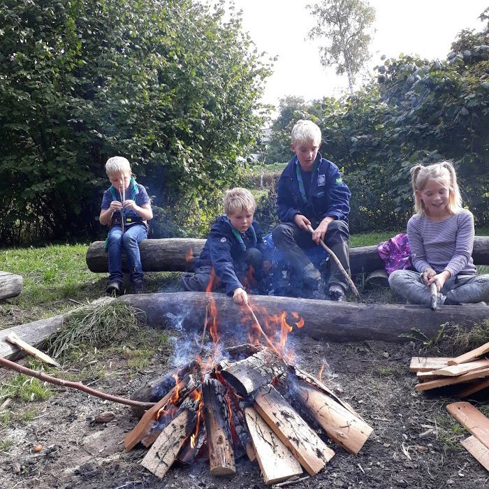 Christiansmindespejdernes minier laver mad over bål efter en lang gåtur i Vejstrup Ådal.
