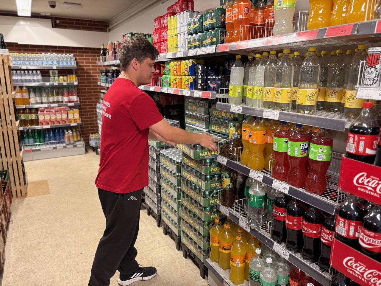 En ung i praktik i brugsen i Ulbølle.